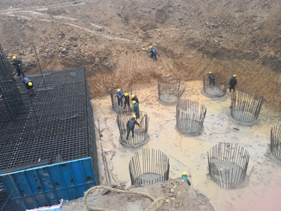 雨天不停歇！岚山区公路建设安全快进